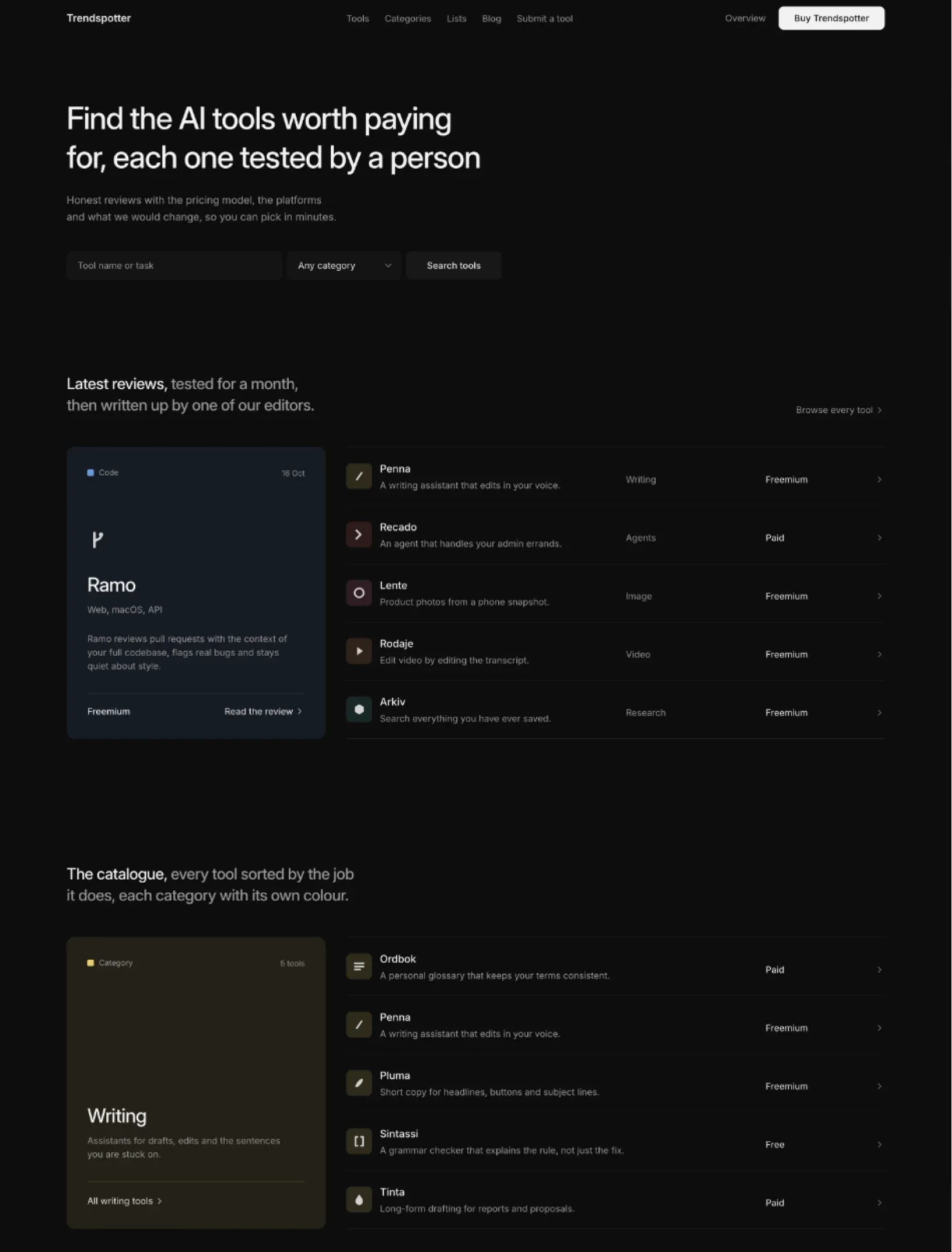 Trendspotter home in dark mode, with the search, the latest reviews and the writing chapter of the catalogue